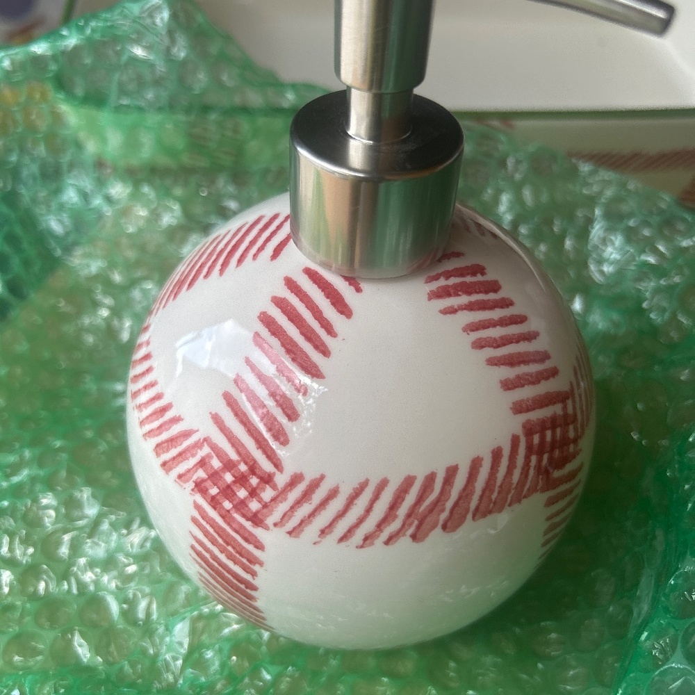 Vietri viva mistletoe soap dispenser. Nwts.